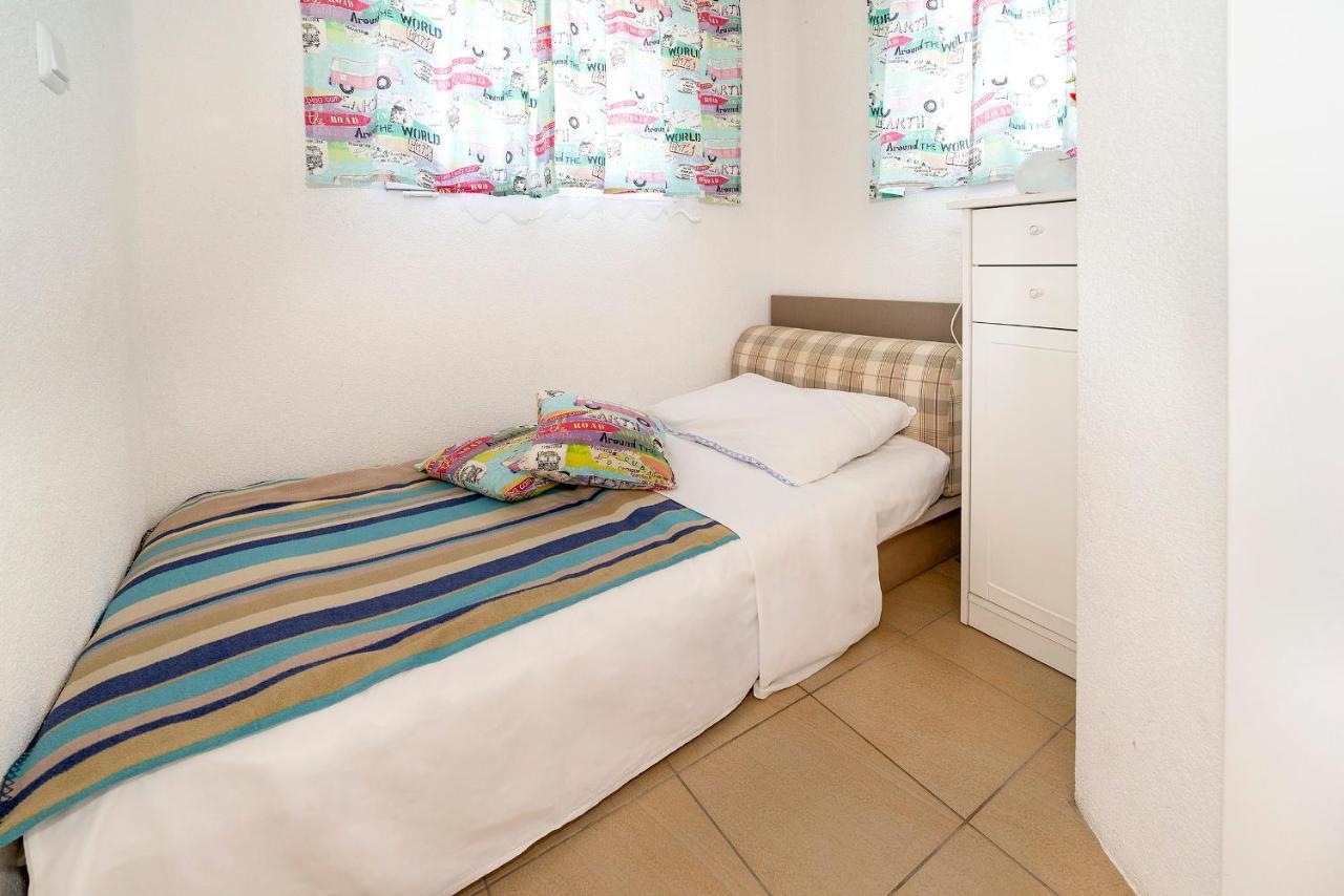 Camp Mali Bungalow Baška Exteriör bild
